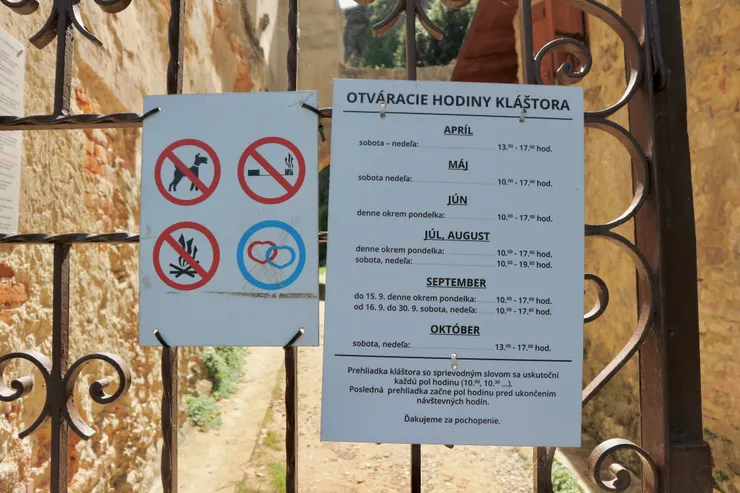 入口處的標語，有一個兩個愛心的，到底是什麼意思呢？