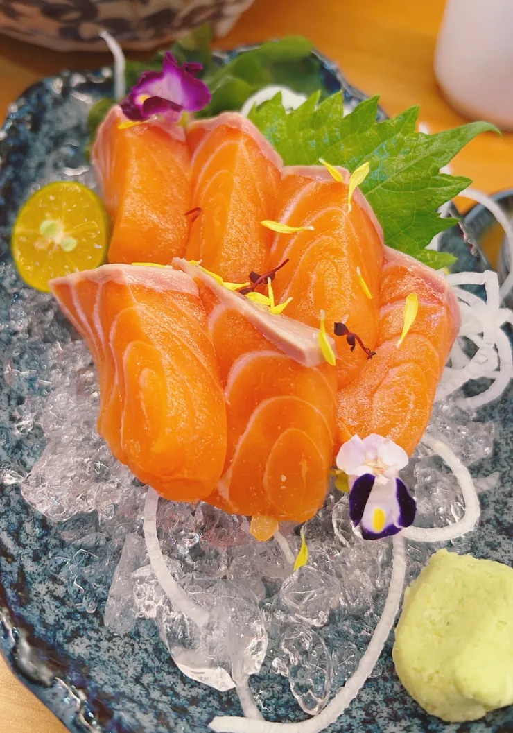 新鮮有彈性的鮭魚刺身