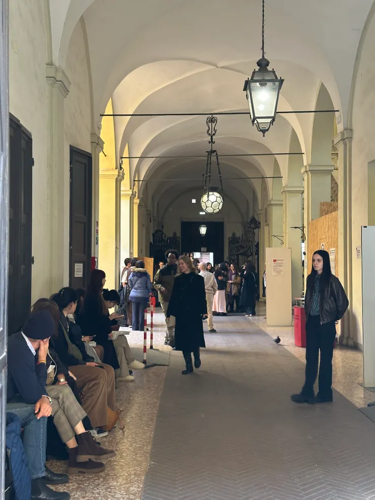 在迴廊裡等待著