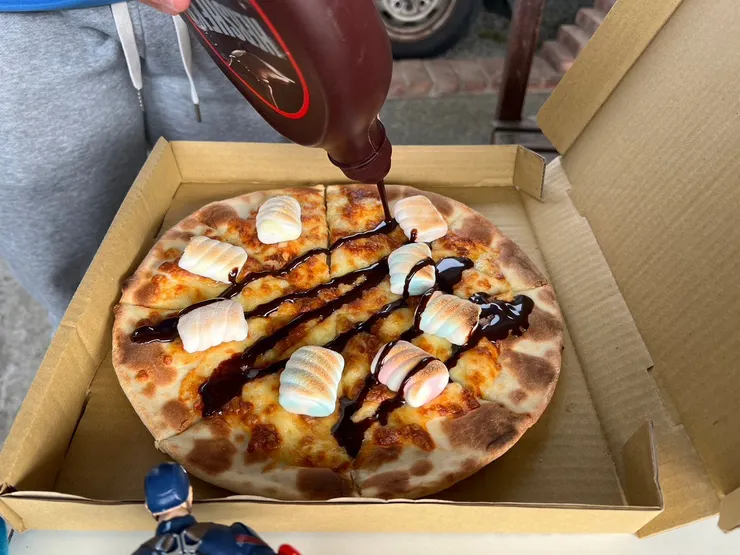 烤完鋪上滿滿的巧克力醬,完成披薩製作。