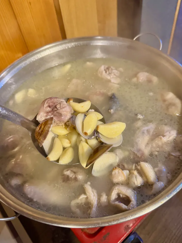 蒜頭蛤蠣雞湯（700元）