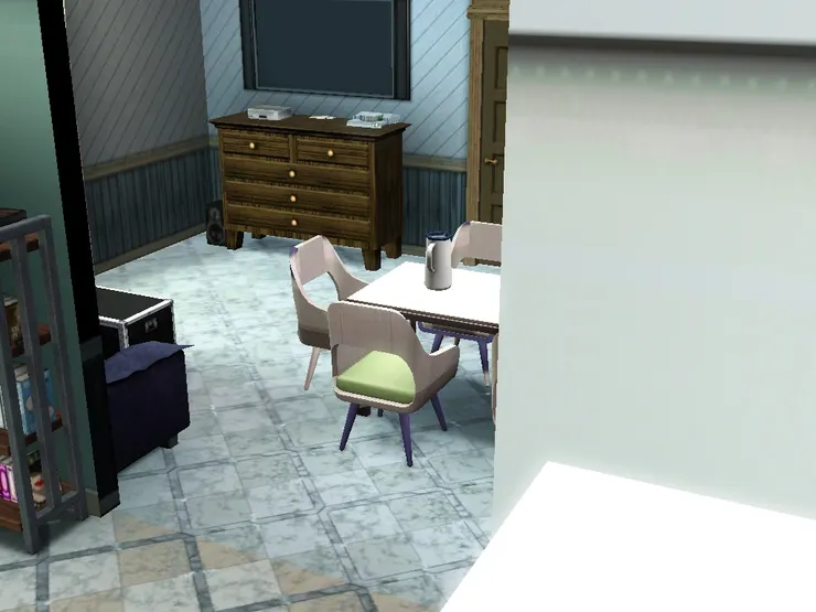 屋前方明顯是很亮麗的空間,而屋後方像是放雜物的地方...但生活總離不開雜物。