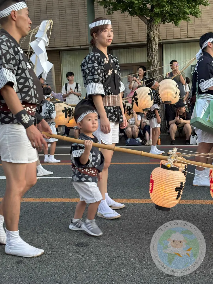 小朋友也有自己的迷你竿燈