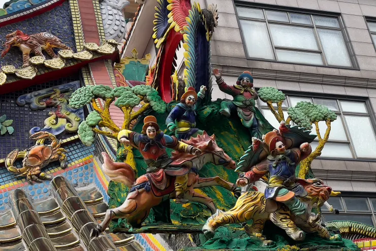 厝尾頂 ê Chiàn-liâm(剪黏)kap Ka-chí-tô(交趾陶)