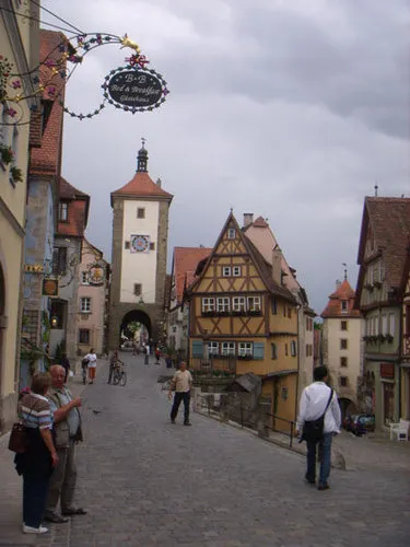 色彩豐富的街景，掃興的是拍完這張照片後就下起大雨了。
