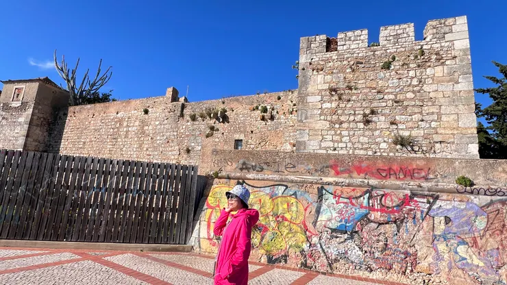 靠海岸的城牆外圍被塗鴉