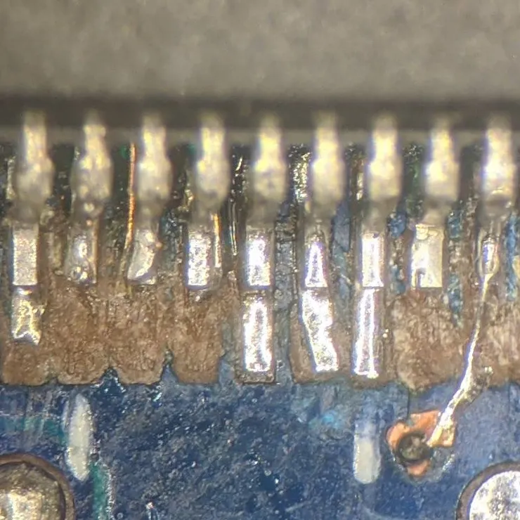 層板表面有受損，所以部分線路要走層板底下。