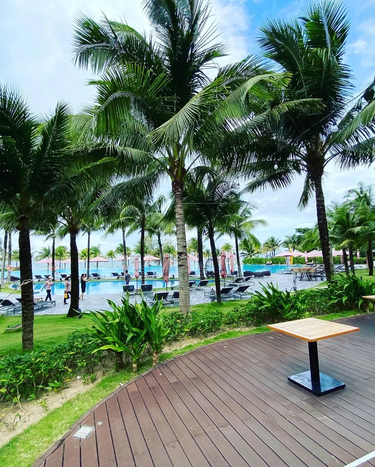 戶外用餐區銜接著泳池