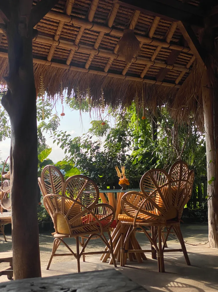 這家咖啡廳的細節滿滿,桌子椅子天花板都好漂亮!我好喜歡(椅子是有一點點浮誇XD)