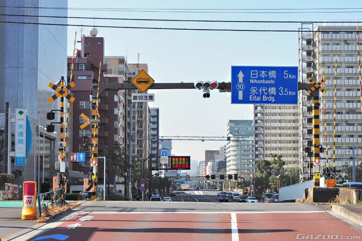 行經鐵路時，一定要注意一時停止！