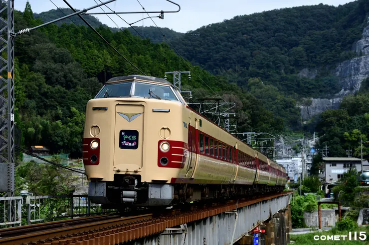 國鐵車特有的電鍋頭外觀加上奶茶色的舊塗裝，彷彿回到鐵道蓬勃發展的昭和時代