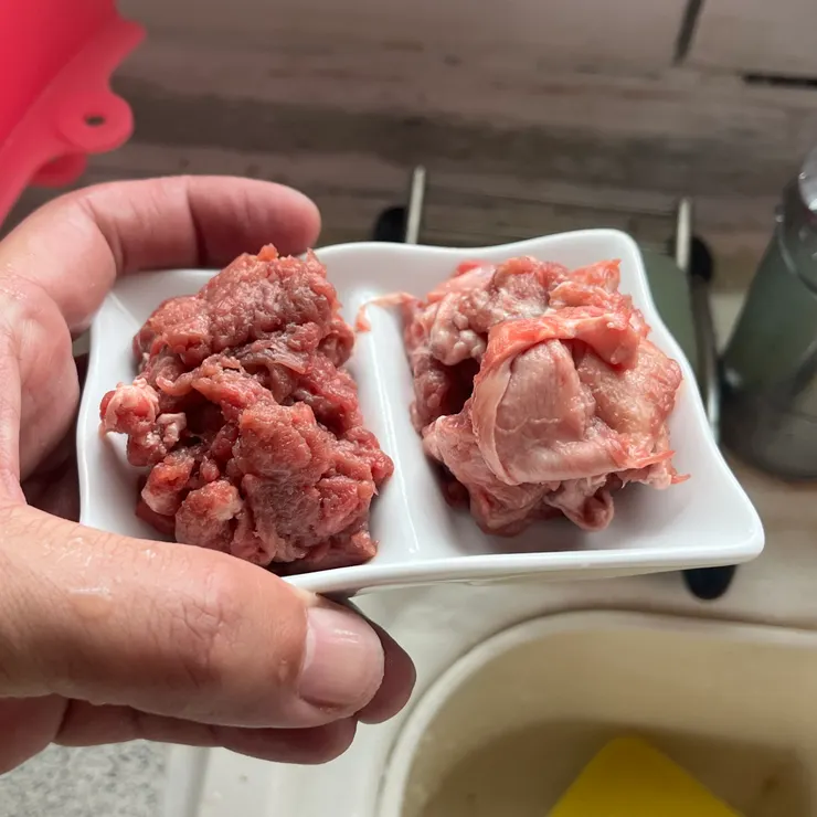 努力剔乾淨的牛筋跟牛碎肉