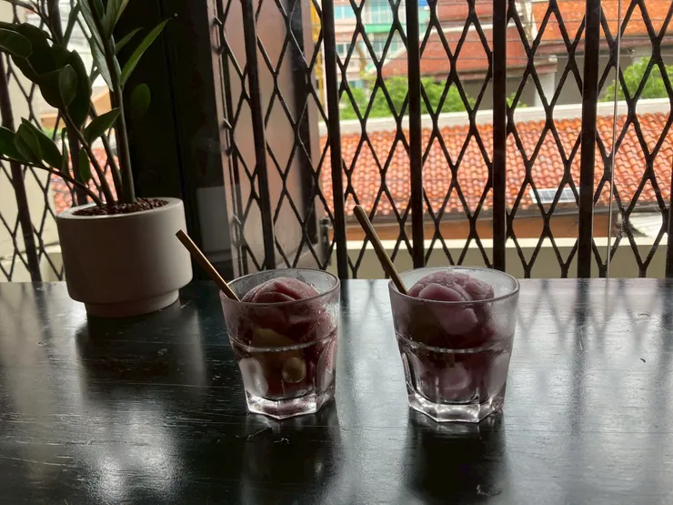 紅酒口味(左)；蝶豆花(右)