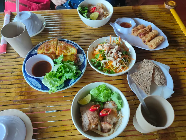 行程有附中餐,傳統的高樓麵和米紙沙拉,我覺得比餐廳做的好吃