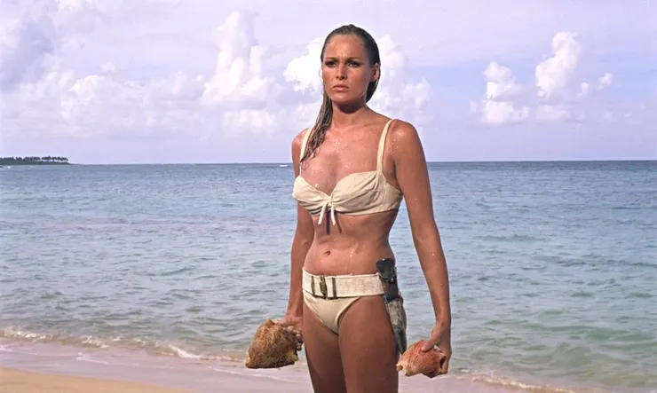 《第七號情報員》中穿著火辣比基尼的Ursula Andress