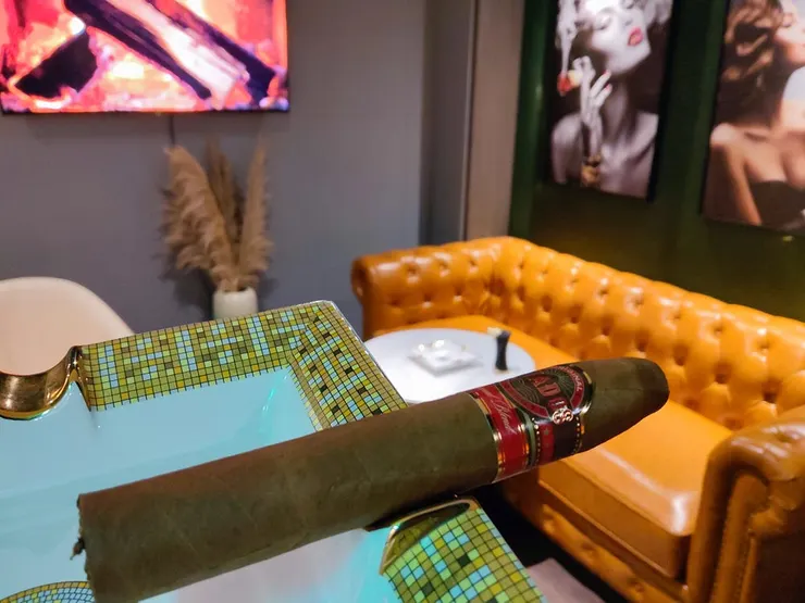 Aliados 雪茄與雪茄室