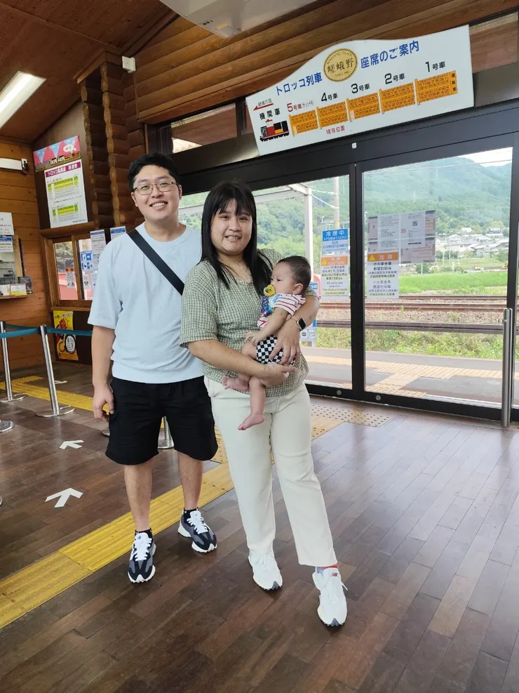 月站牌拍一張全家福😄