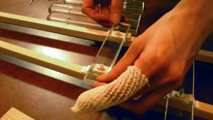 金黛釘到手流血依然繼續組裝