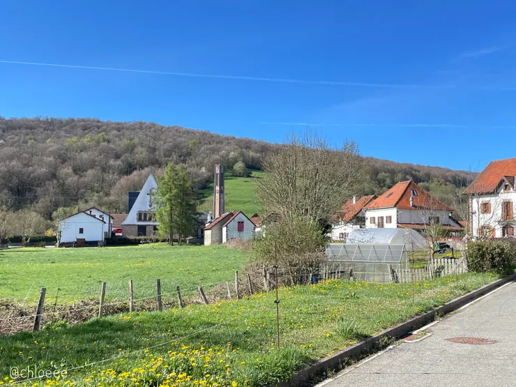 路途上的小房子好像童話故事房子