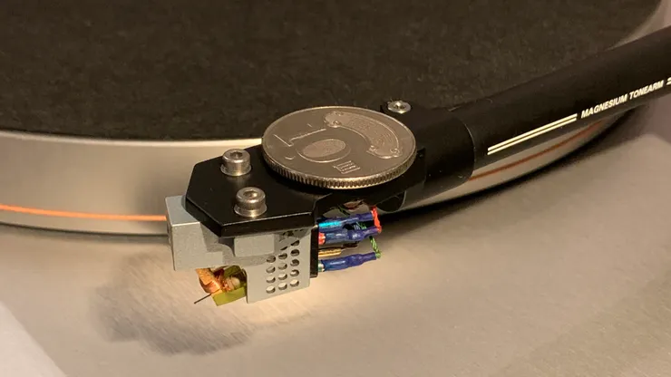 10 元硬幣與唱頭殼特寫