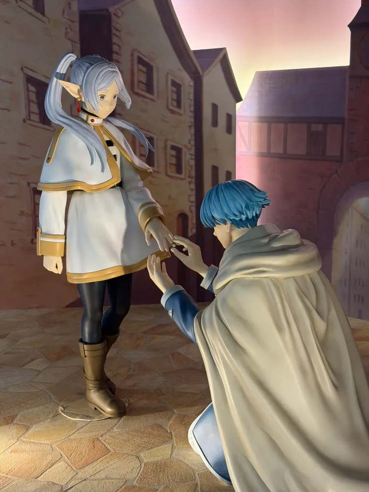 欣梅爾幫芙莉蓮戴上戒指