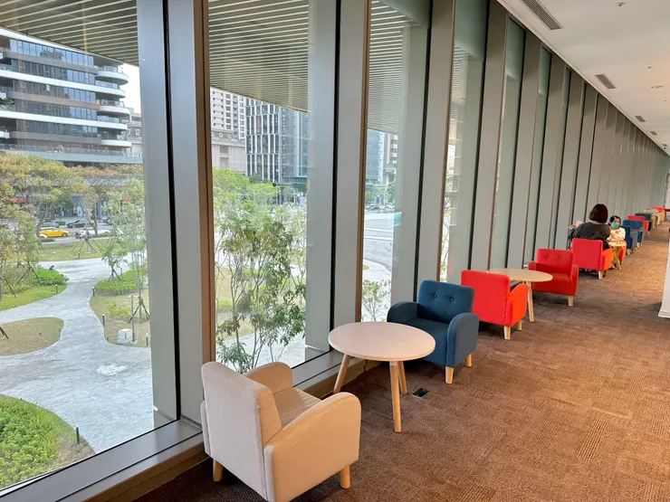 很喜歡兒童閱讀區這一面靠窗的小桌椅