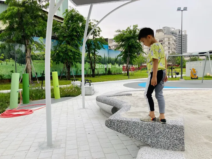 ♿️這一側是輪椅族可及的沙桌，祐懿起玩樂！