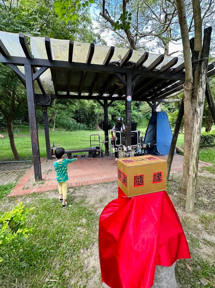 如果你夠好運，也許會聽到現場演奏的在地居民。孩子說想要打賞給這位老爺爺因為音樂很好聽。