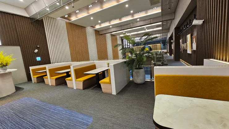 南港禮賓候車室的環境很清幽旅客不多!怕吵的人可以來這用餐!