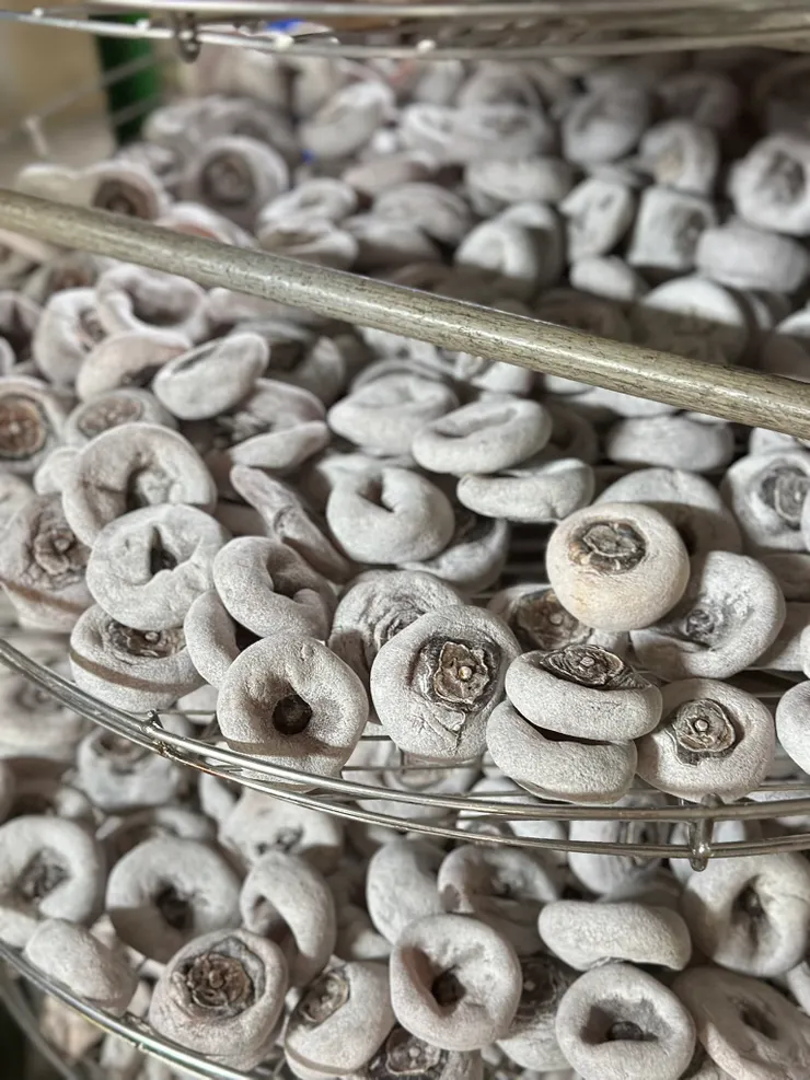 霜降柿餅上頭白白的是柿霜，越白越甜，營養價值也越高