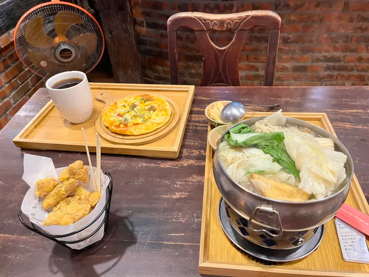 午餐馬告雞腿鍋、唐揚炸雞、小皮薩、紅茶