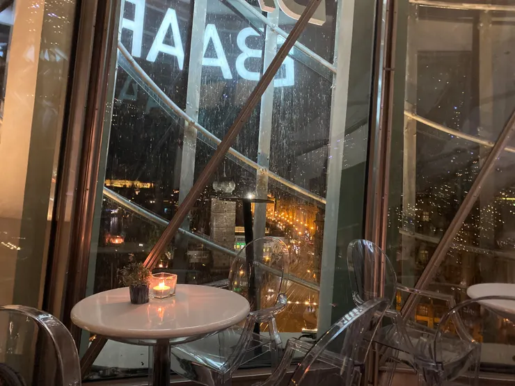 酒吧的室內座位一景。酒吧取名「Glass Bar」,裡裡外外都有些玻璃與透明的元素。