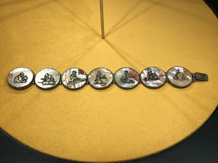 我很喜歡這個,顏色很繽紛!這條手鍊加了貝殼,非常漂亮!