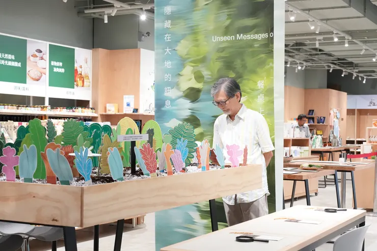 乍看下,這是一個桌面上的花園,滿桌蓊鬱。近近瞧,大千而盎然之外,開始看到葉子不同的造型,它是什麼蔬果的葉子呢?而地底下又「隱藏」了什麼大地之母的訊息呢?