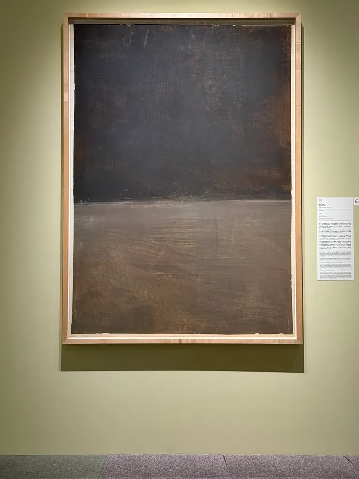 西方的抽象畫的簡約跟用色,很多人覺得自己也畫的出來,但是看過這幅真跡找到正確視角去感受整體畫作跟環境的平衡比例,其實會很訝異藝術家對於幾何跟色彩重量的精準性