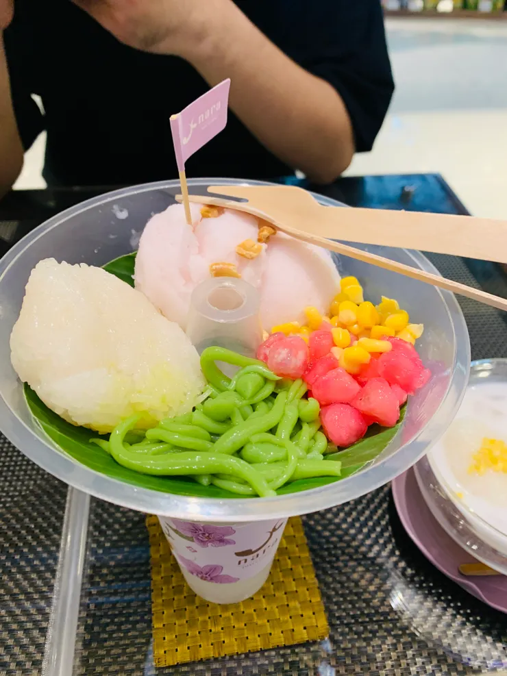 米其林名店NaraThai的點心舖,這是椰子超大點心船,下杯是純椰子汁冰沙,上杯是椰子冰淇淋、糯米、玉米、粉紅色的點心口感脆脆的,跟斑蘭葉粉條,這杯好像390株吧,吃完很飽。
