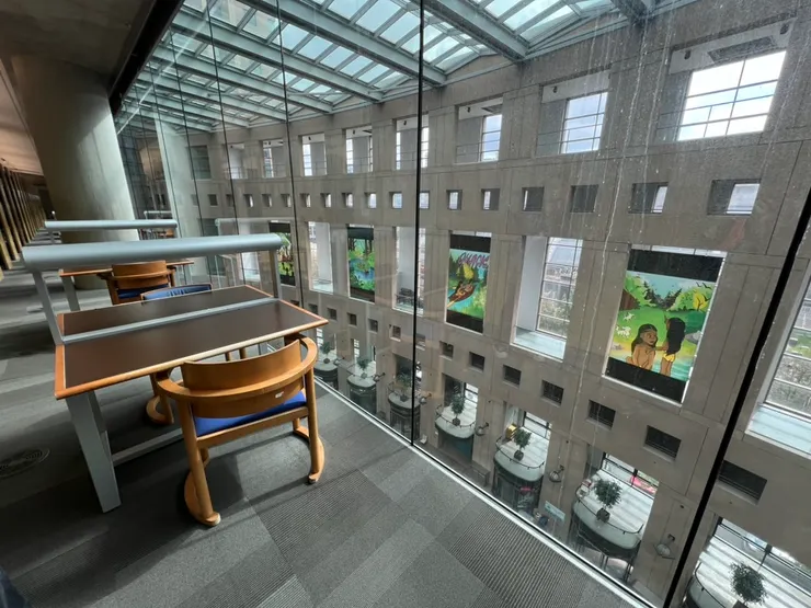 這是從圖書館內俯瞰中庭，無處不可讀書的意思吧？