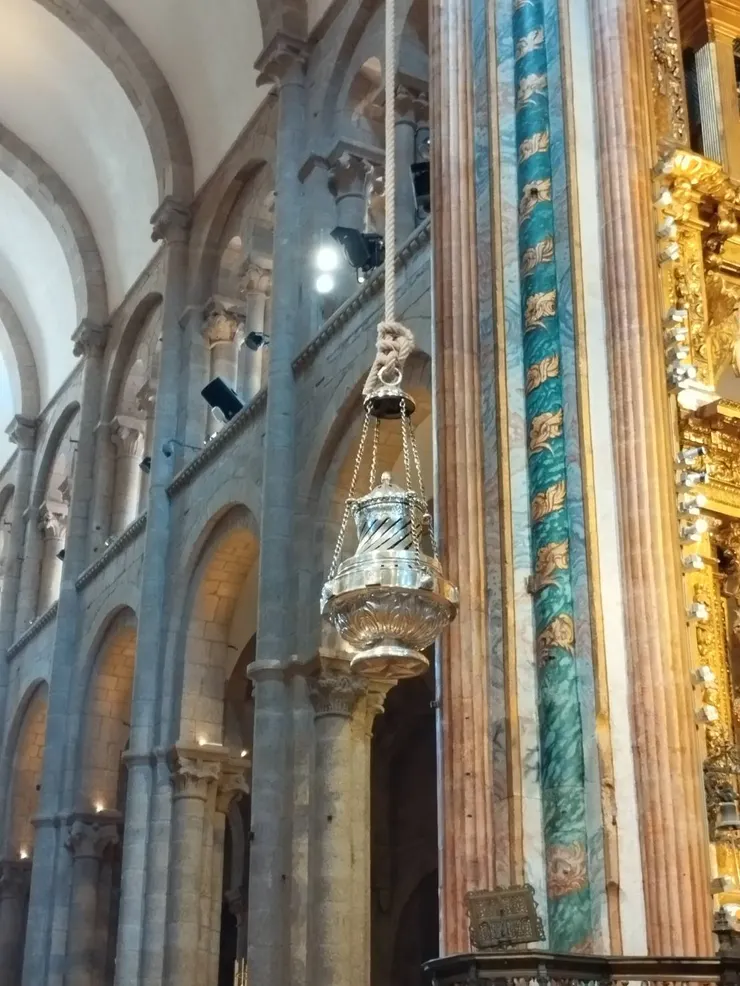 中央祭壇前方的香爐(Botafumeiro),只有在特定節日才會降下