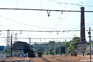 腹地廣大的宮浦車站（圖右為宮浦坑昔日製造蒸汽動力的煙囪）