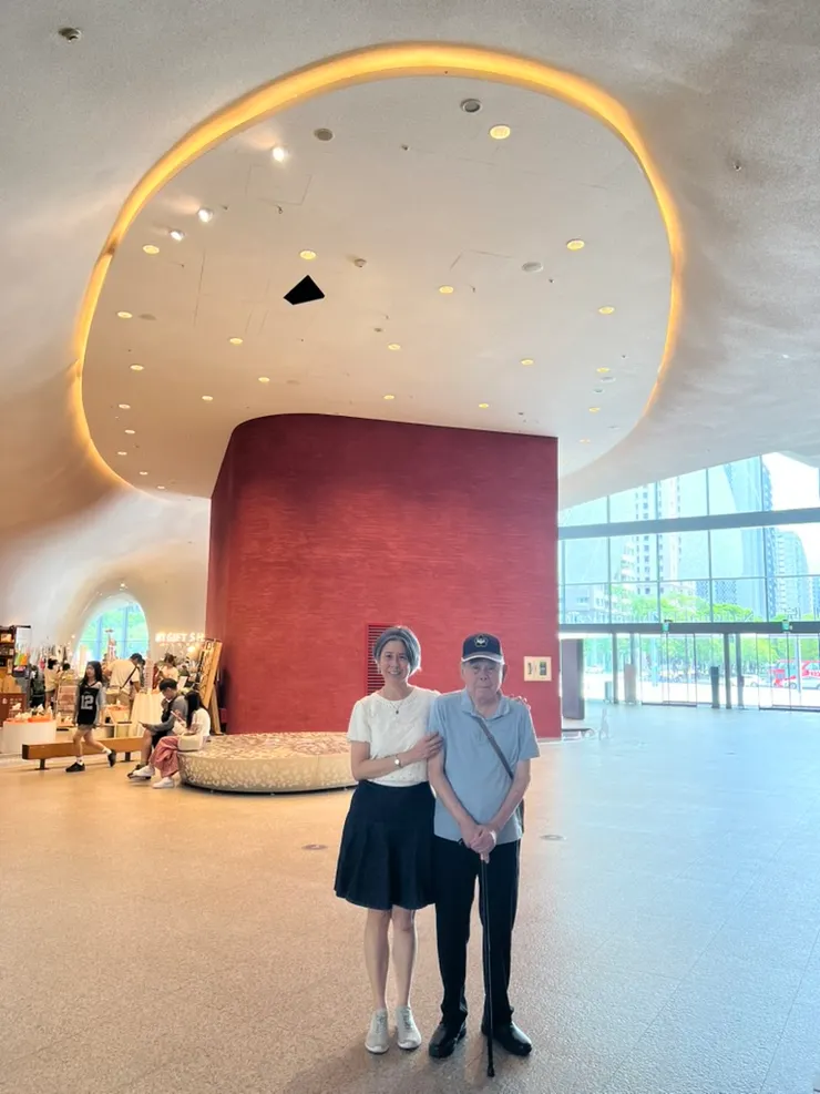 無論是牆壁的顏色，或是屋頂的橘色弧形燈管，都很有特色。鑲在屋頂的燈也都是自由地散佈著。