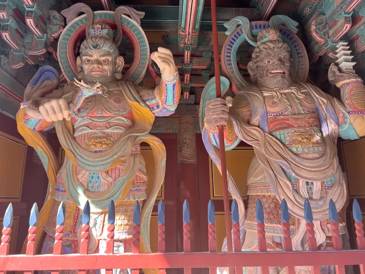 手上握著龍，很特別