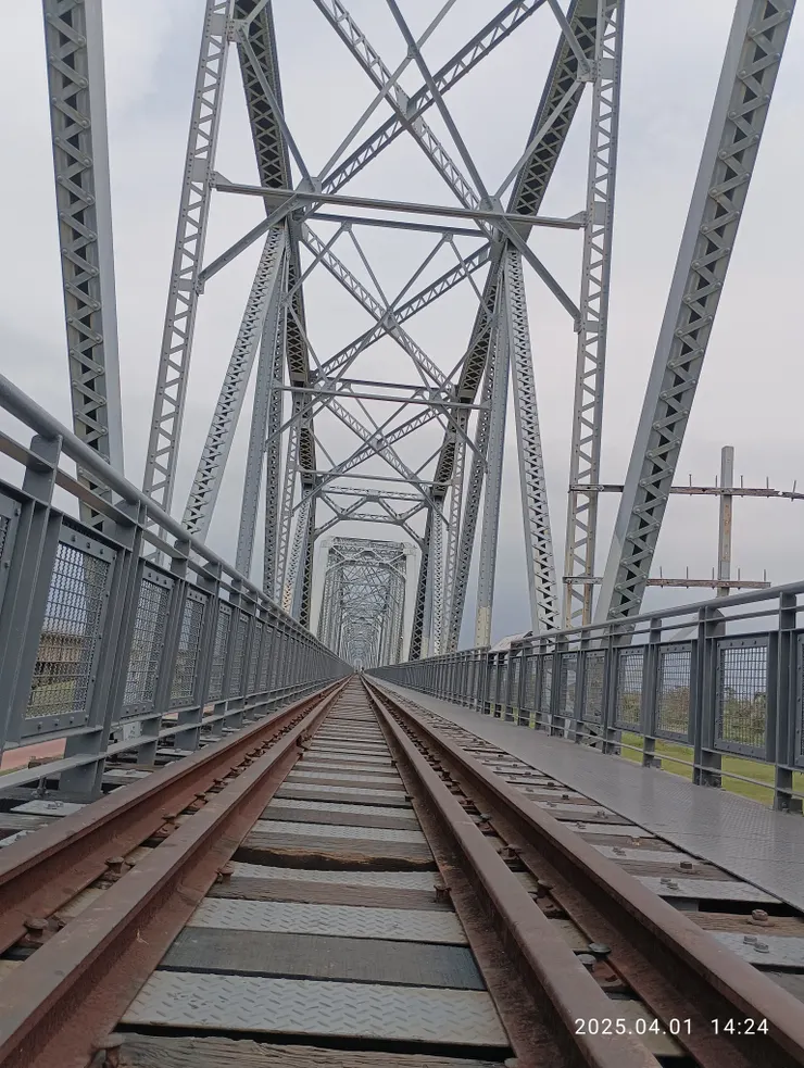 大樹區這端的舊鐵橋，對面即屏東舊鐵橋景點