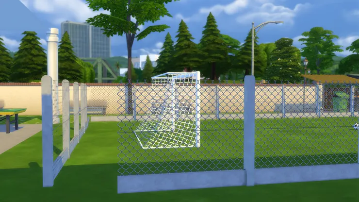 足球場的入口在這裏，所以沒有鐵絲網。