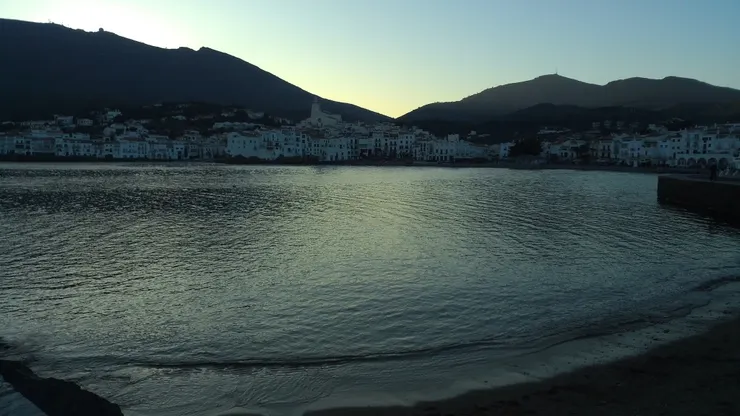 卡達克斯，夜晚時坐在岸邊天空佈滿星星，美得不像話