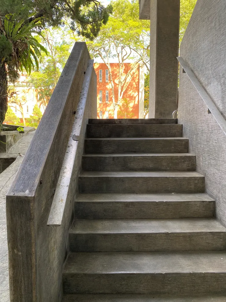 戶外的樓梯扶手，也是鋁製