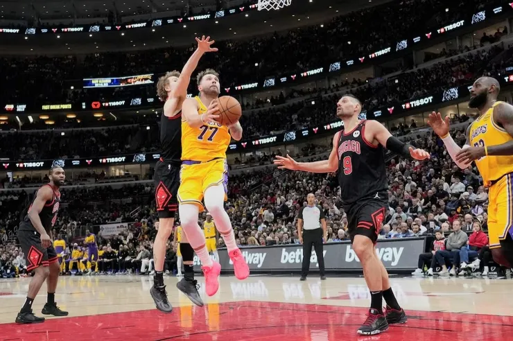 盧卡當錫上籃得分助湖人領先公牛