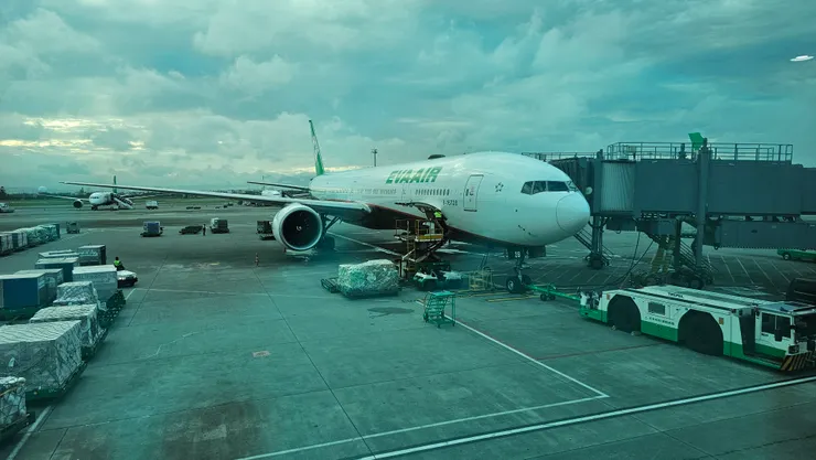 這是桃機第二航廈的C6登機門!窗外是長榮航空的波音B777-300ER型客機!