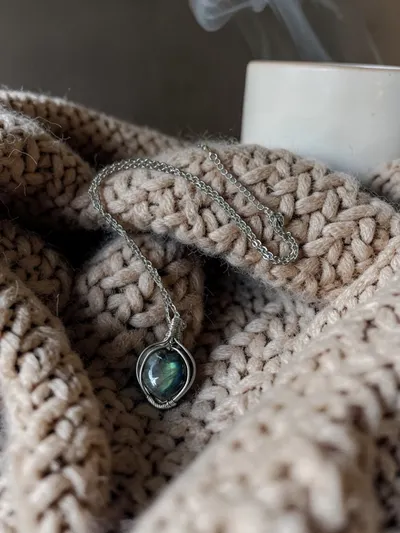 作品集_手作飾品：月光下的守護｜極簡拉長石能量項鍊