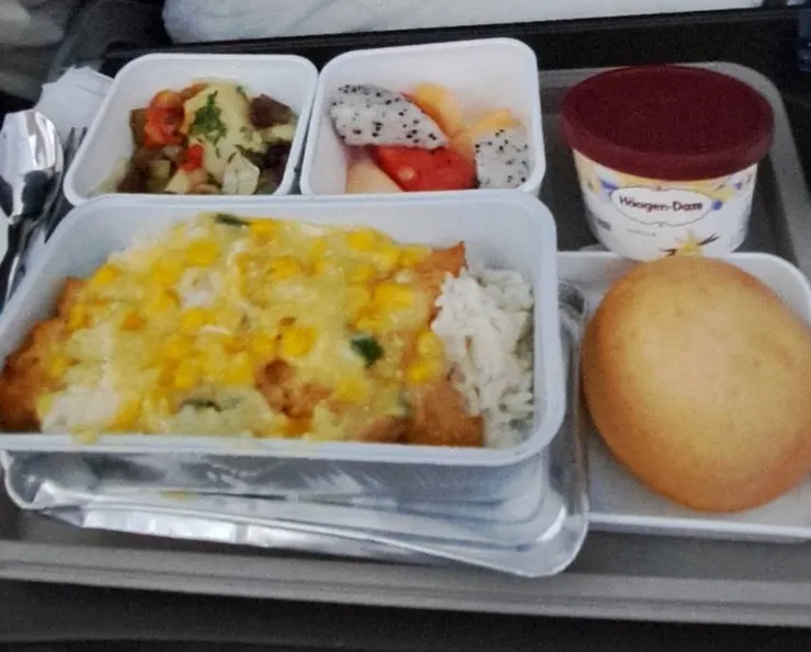 這是國泰航空香港飛多倫多的飛機餐!哈根達斯冰淇淋是國泰航空飛機餐的標配!