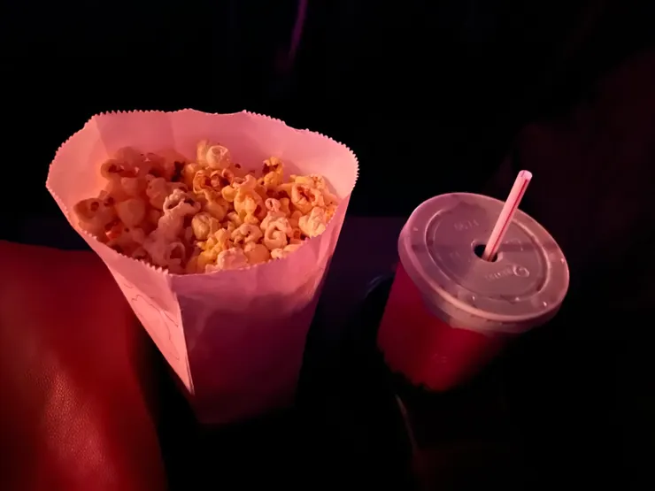 小份鹹甜爆米花、可樂去冰。